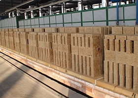 Masonry method of refractory brick for tunnel kiln